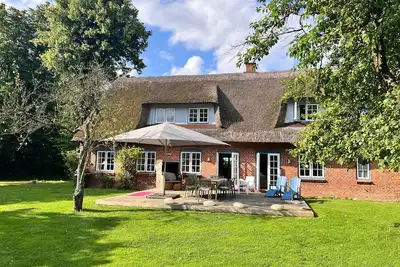 Image de Thatched-roof cottage Ölböhm with large garden on Lake Selent - a paradise for families