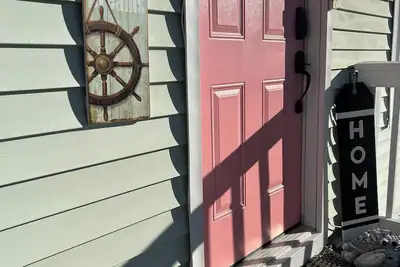 Image de Cozy coastal cottage on canal minutes to gulf. Close to restaurants and music.