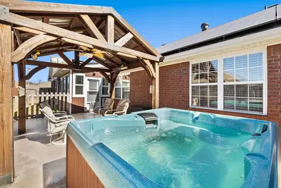 Image de Cozy Bungalow-Hot tub-6 mi to UofA & Dt-Sleeps 8