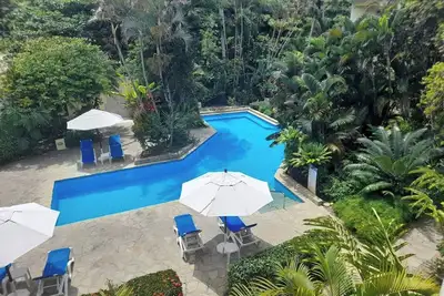 Image de Modern 2br – Poolside Escape, Walk to Beach, Kids-Friendly Stay