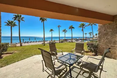 Image de Steps to Sandy Beach & Pool Renovated 2br Condo