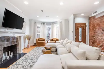 Image de Spacious 4br Dc Townhouse with Jet tub & Parking