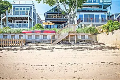 Image de 2br Waterfront Luxury with Private Beach on Provincetown Harbor (2400)