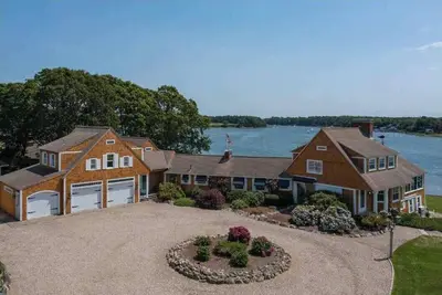 Image de Stunning Waterfront Home!