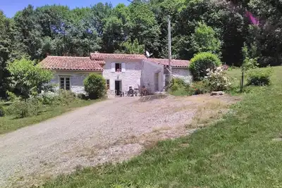 Image de Gîte le Coumis 6 personnes, cuisine, parking et jardin.