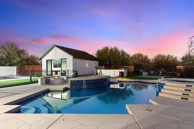 Image de Private Pickleball Court, Pool & HotTub, Fire Pit ++