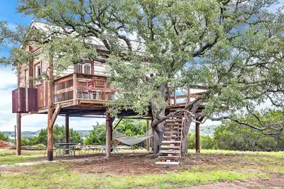 Image de Romantic Treehouse Escape in Hill Country