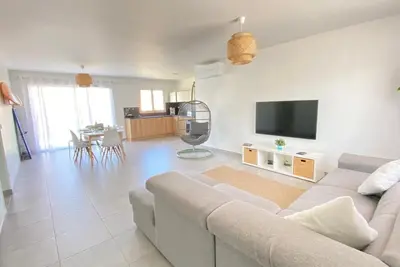 Image de Villa sous les pins avec piscine 3*, près de l'océan! idéal pour les familles