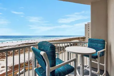 Image de 🏝️Hooked on the Beach: Beachfront Condo Near Pier, Great Amenities🏝️