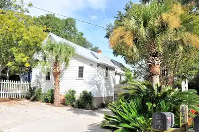 Image de Wonderful Old Village Bungalow in the heart of Mount Pleasant