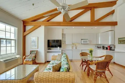 Image de Walk To the Beach! Palm Beach Penthouse Suite