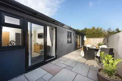 Image de Bumblebee Barn offers a serene escape warmly welcoming four guests
