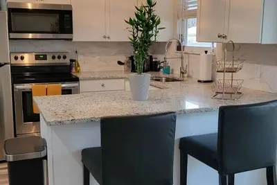 Image de Sunshine City Hideaway - Charming 2/1 Home with Deck Close to Everything!