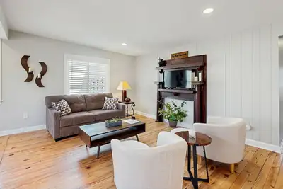 Image de Cozy in-town house w/ central a/c, shared pond, enclosed yard, w/d, wifi, cable