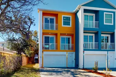 Image de Cheerful tangerine townhouse with rooftop deck & steps to the beach