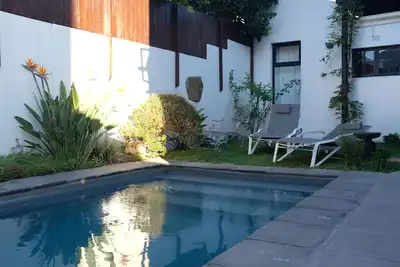 Image de 5-bed, 10 sleeper with Ac, pool, solar back-up Clifton beach 10 min. Central!