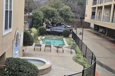 Image de Beautifully remodeled condo 2b/2bth conveniently in West Village, Uptown Dallas