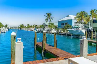 Image de Enchanting dog-friendly waterfront retreat with pool, hot tub, & amazing views
