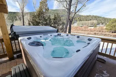 Image de Charming riverfront cabin with hot tub, fireplace, and stunning outdoor views