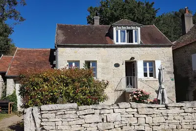 Image de Maison de campagne dans village de charme, proche du canal du Nivernais.