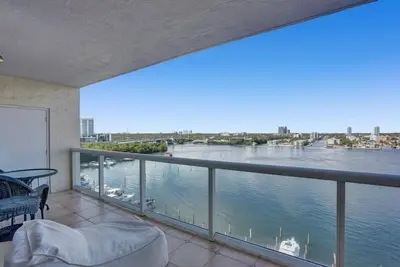 Image de Le Petit Italie, Water view 2/2 with pool