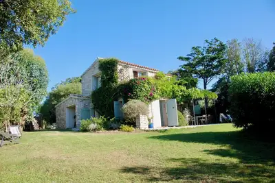 Villa de charme site exceptionnel entre Bonifacio et Spérone. Piscine et vue mer