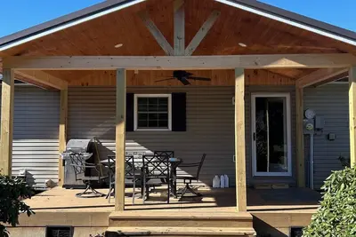 Image de Charming 3-bedroom house in Mountain City beautiful big coy pond in backyard