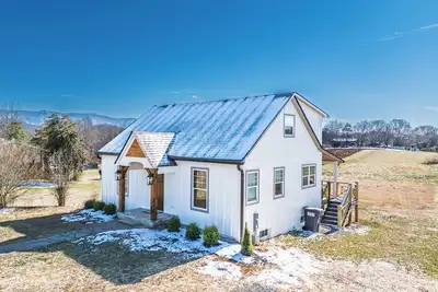 Image de Charming 2-bedroom + Loft cottage in Maryville Tennessee