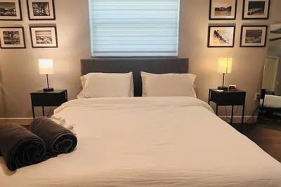 Image de Cozy Downtown Retreat/ Walk to Marina & Main St!