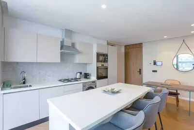 Image de Modern Apartment with Rooftop Pool & Gym – Prime Casablanca Location