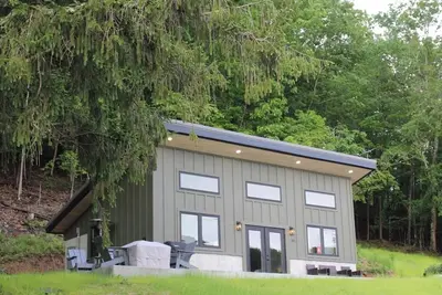 Image de Modern & Private Chalet in Marlinton, WiFi\/Ev charging, single level, trailside!