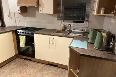 Image de Metres from the beach. Cosy, family friendly mobile home with decking.