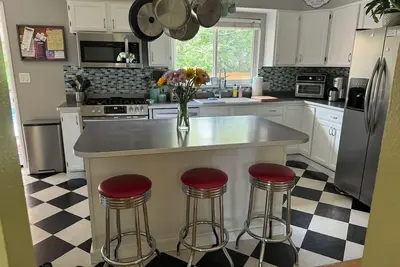 Image de Retro modern house with Pool, Ac, great patio, stocked kitchen - No cleaning fee