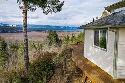 Image de Experience Comfort in This Spacious 5Bedroom Oasis with Stunning Mountain Views!