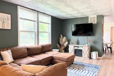 Image de Big House in the heart of Champaign + Game Room!