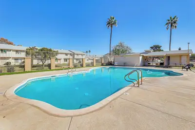 Image de 5 Mi to Dtwn Tempe: Townhome w/ Pool Access