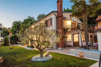 Image de Modern Comfort with Shared Pool, Balconies & Lush Green Surroundings - One Bedroom Apartment