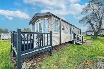 Image de Homely caravan with decking and free WiFi in Lowestoft ref 12097b