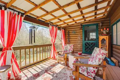 Image de Large Deck: Luxe 6-Acre Retreat in Dahlonega!
