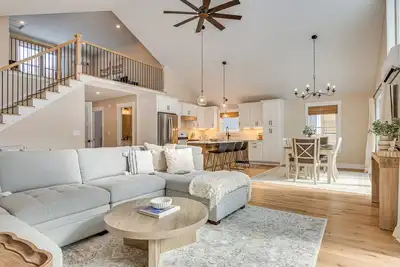 Image de Dock & Game Room: New Waterfront Home in Lyman!