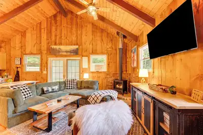 Image de 2 Mi to Conway: Cozy Cabin w\/ Grill & Yard!