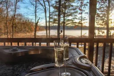 Image de Lakeside Log Cabin + Hot Tub