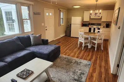Image de Cozy 2-bedroom, 1-bathroom condo, two short blocks from the beach!