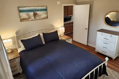 Image de Stunning, two-bedroom, one-bathroom condo, two short blocks from the beach!