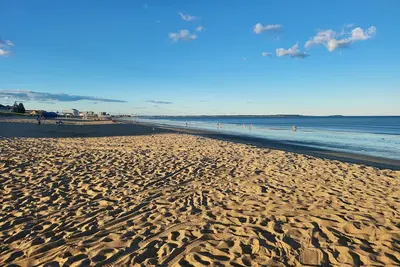 Image de Appealing two-bedroom, one-bathroom condo, two short blocks from the beach!