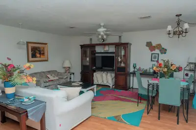 Image de Peaceful Riverfront Cottage / Sleeps 7 W/W+D