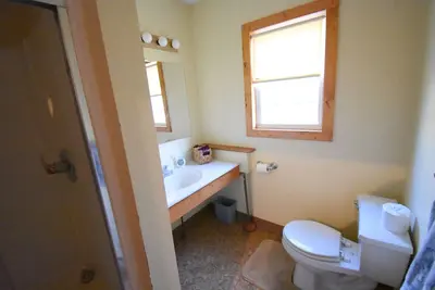 Image de Cozy 3-bedroom cabin with WiFi and Ac on tranquil lake