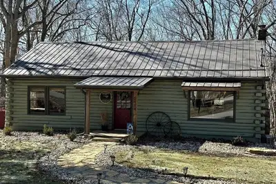 Image de 3-bedroom 2. 5 bath Log Cabin in beautiful Hillsboro. Near Rocky Fork Lake.
