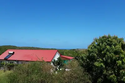Image de 2 hébergements calmes dans la verdure avec piscine à5mn des commerces et plages
