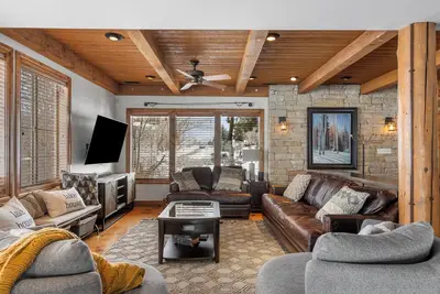 Image de Cozy, 4-bedroom lake house 5 minutes from the beach and boat launch.